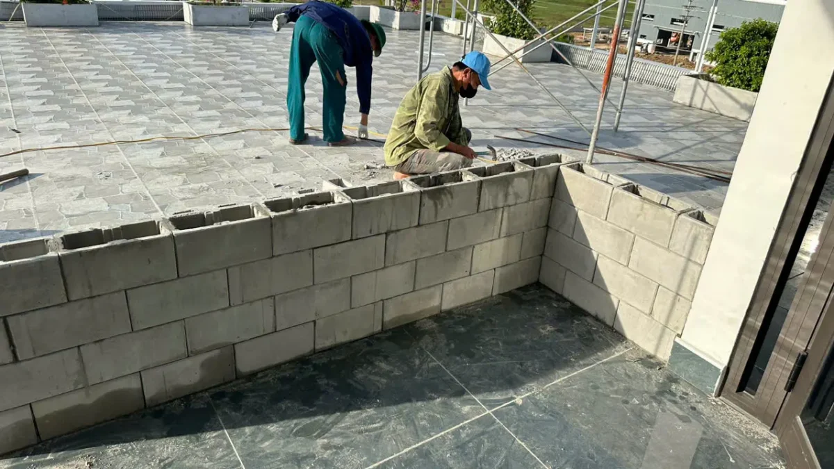 Gạch Lệch, Tường Nứt Sau Khi Thi Công? Tính Năng Tự Khóa Của Gạch V-Lite Là Giải Pháp!